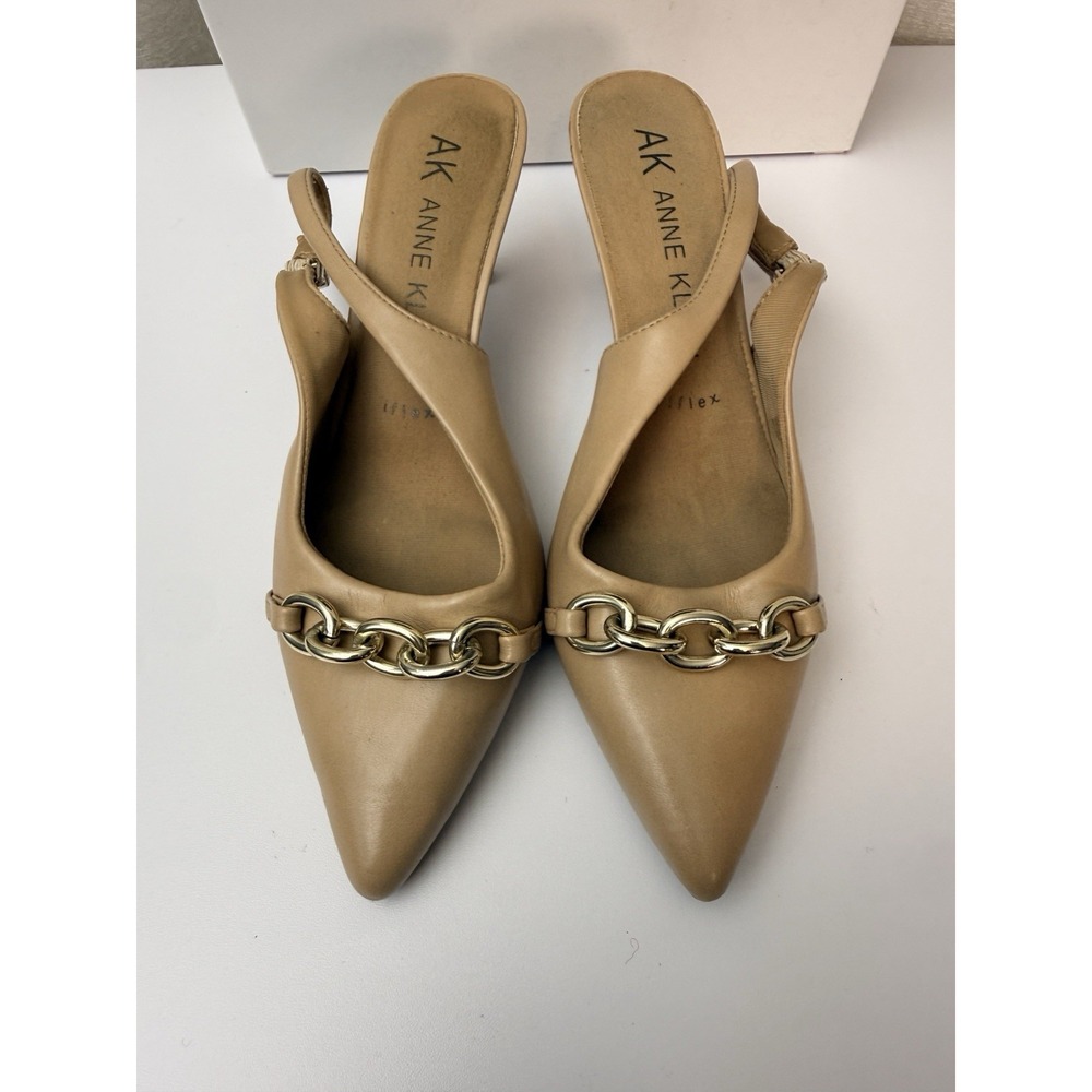 Ann Klein Nude Leather Kitten Heel Pump With Gold Chain Detail Sz 7 M